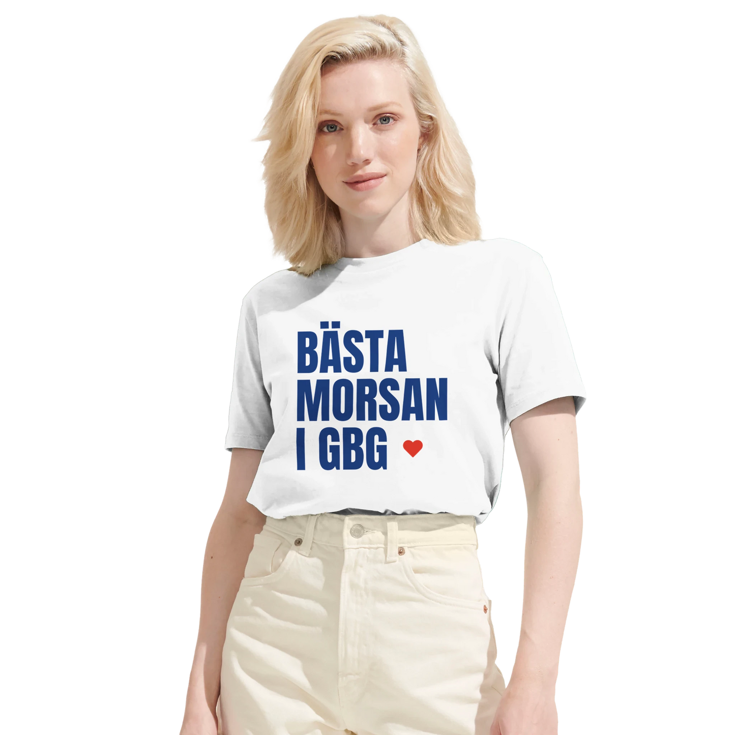 Kvinna bär en vit 'Bästa morsan i GBG' t-shirt. Bilden visar tröjans runda halsringning och tydliga brösttryck.