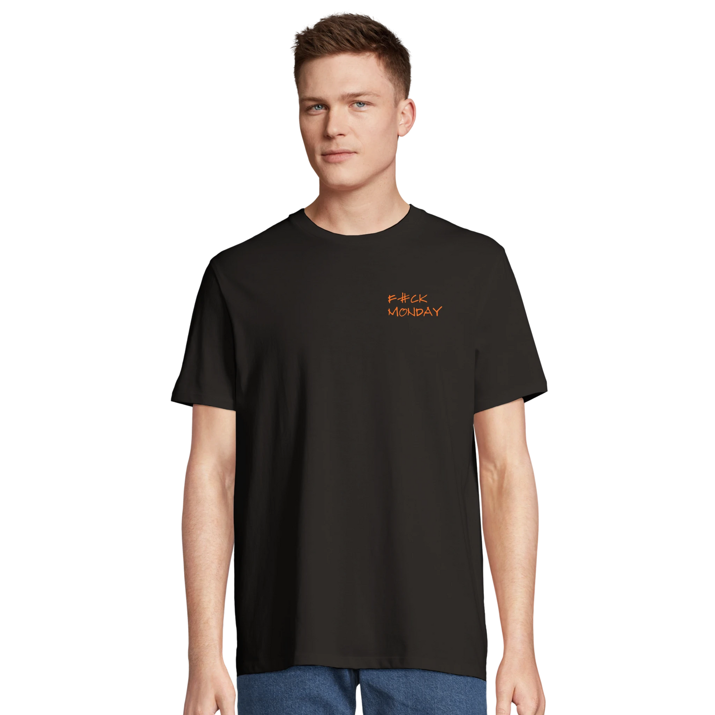 Man i svart premium t-shirt med det kaxiga motivet 'F#CK MONDAY'. En bekväm och rolig tröja för måndagar på kontoret.