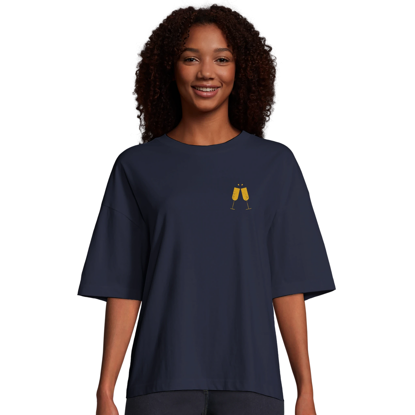 Kvinna bär marinblå oversized t-shirt med champagne-motiv. Modellen visar den boxiga passformen och korta ärmar.