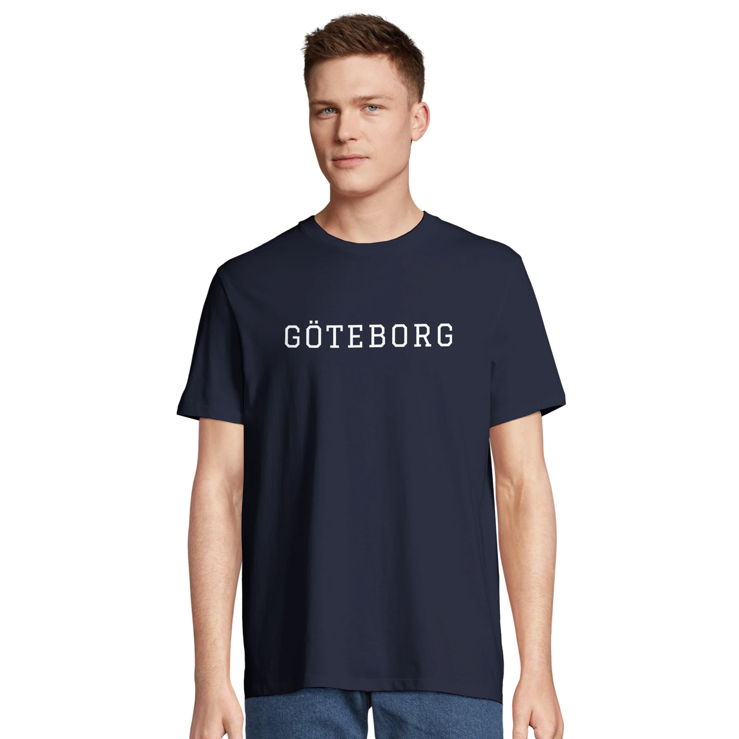 Man bär en marinblå t-shirt med 'GÖTEBORG' tryck. En sportig och klassisk herr-t-shirt perfekt för en aktiv livsstil.