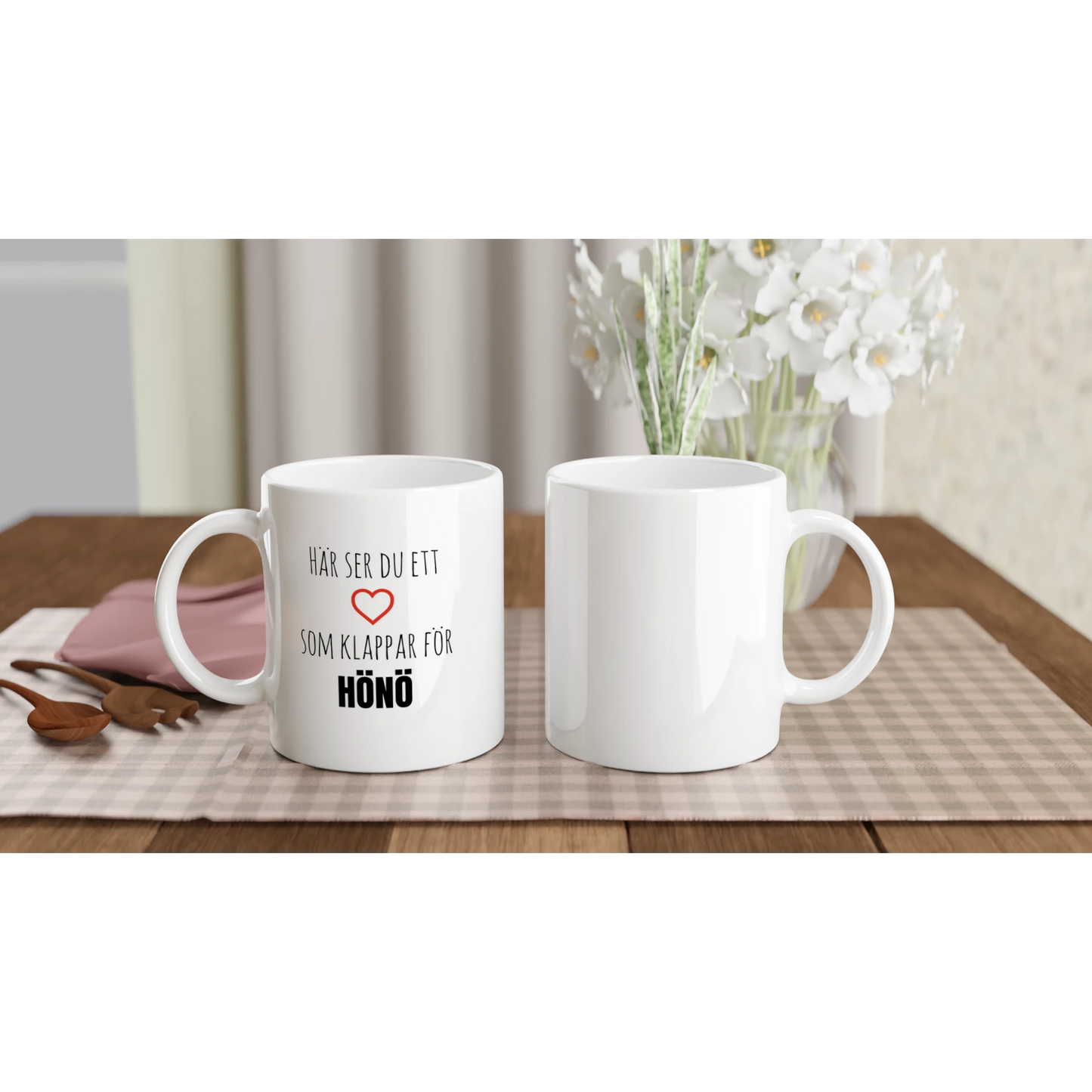 Kaffekoppar med motiv för Hönö på ett dukat bord. En perfekt present till någon som bor på ön eller ofta besöker Hönö Klåva.