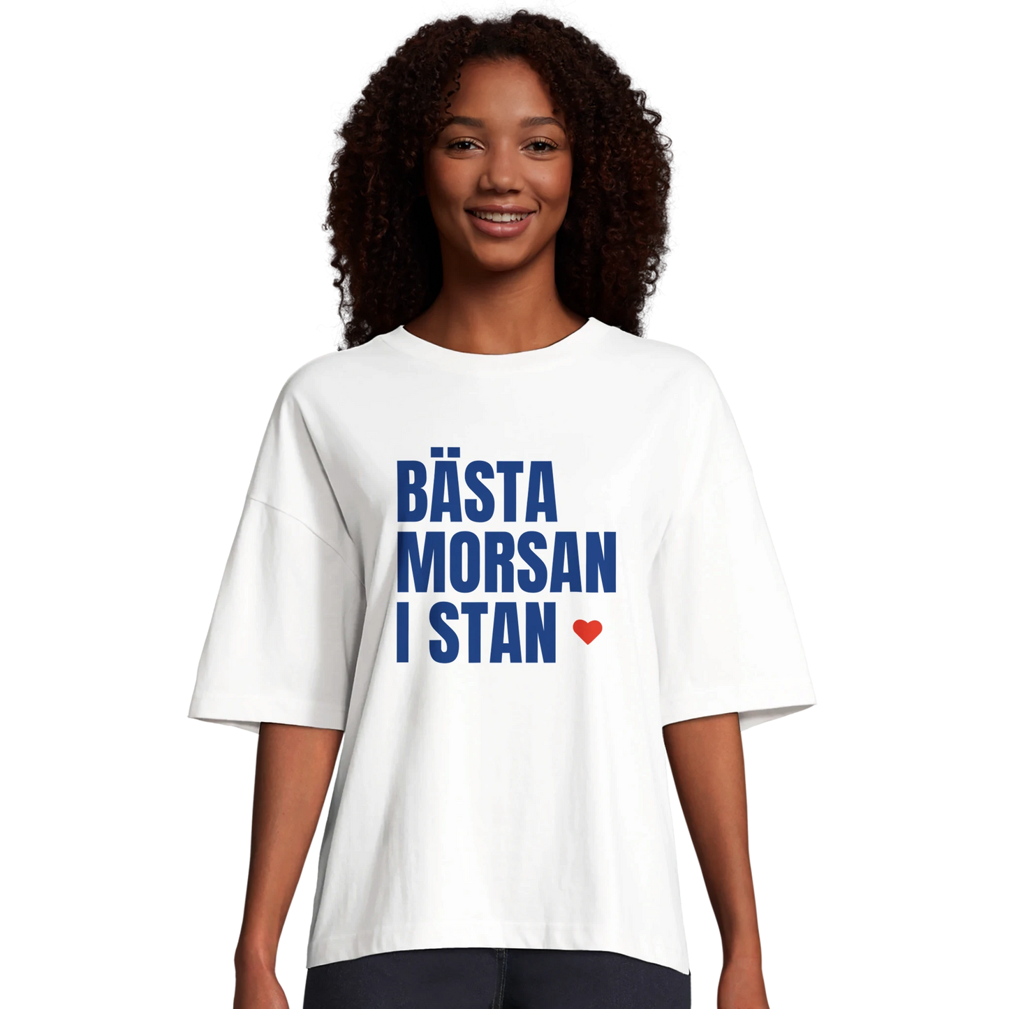 Kvinna i vit oversized t-shirt med texten 'Bästa morsan i stan'. Visar passform och stil för denna populära ekologiska t-shirt.