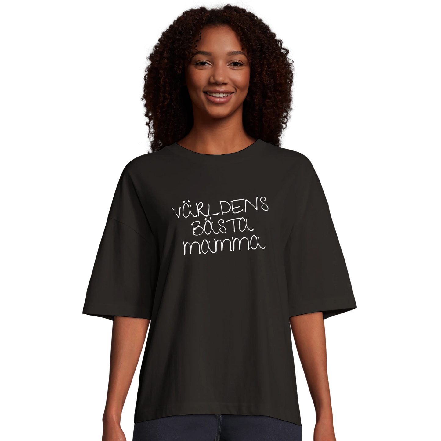 Kvinna bär den svarta 'Världens bästa mamma' t-shirten. Visar den avslappnade oversized passformen, en utmärkt gåva till födelsedag eller Mors dag.