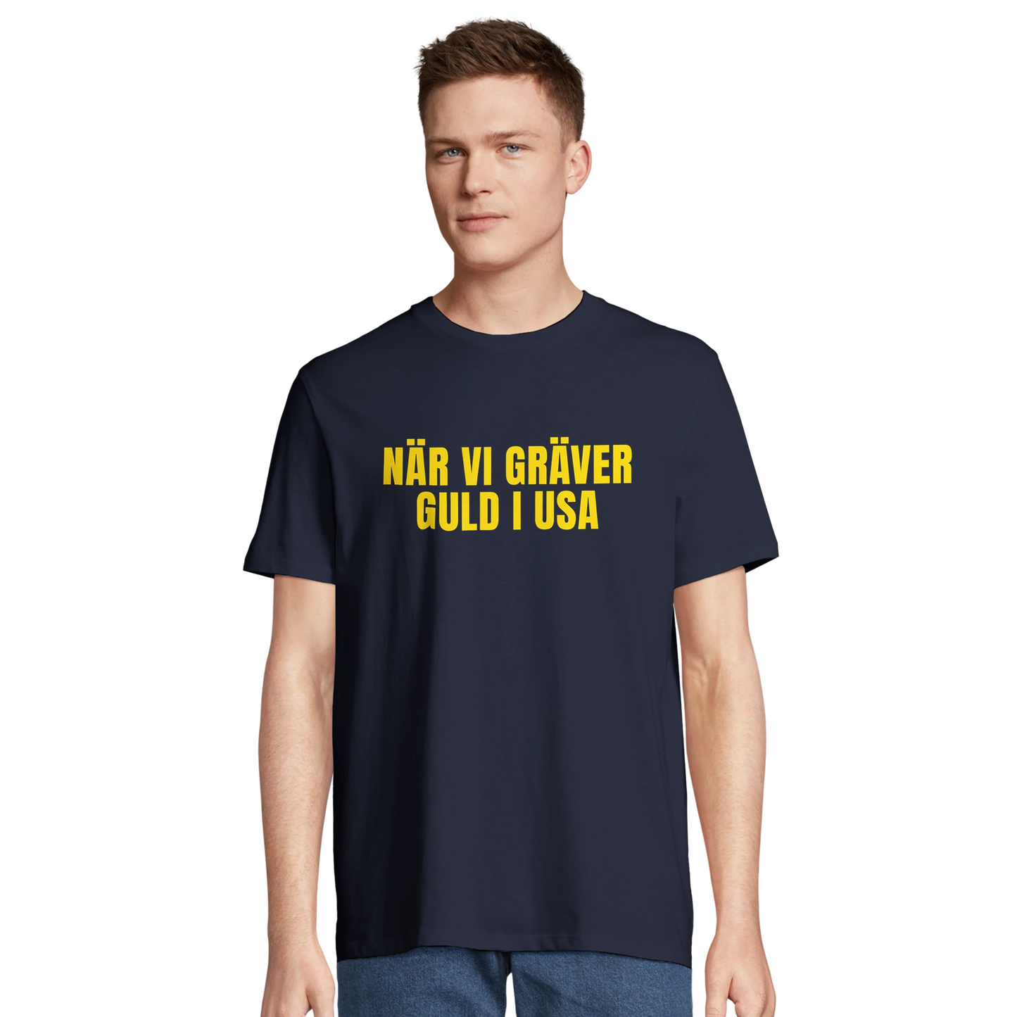 Man bär en marinblå landslagssupporter-t-shirt. Perfekt tröja för att heja fram Sverige under fotbolls-VM 2026.