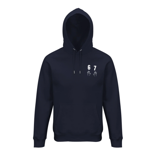 Marinblå 67 hoodie med tryck över vänstra bröstet