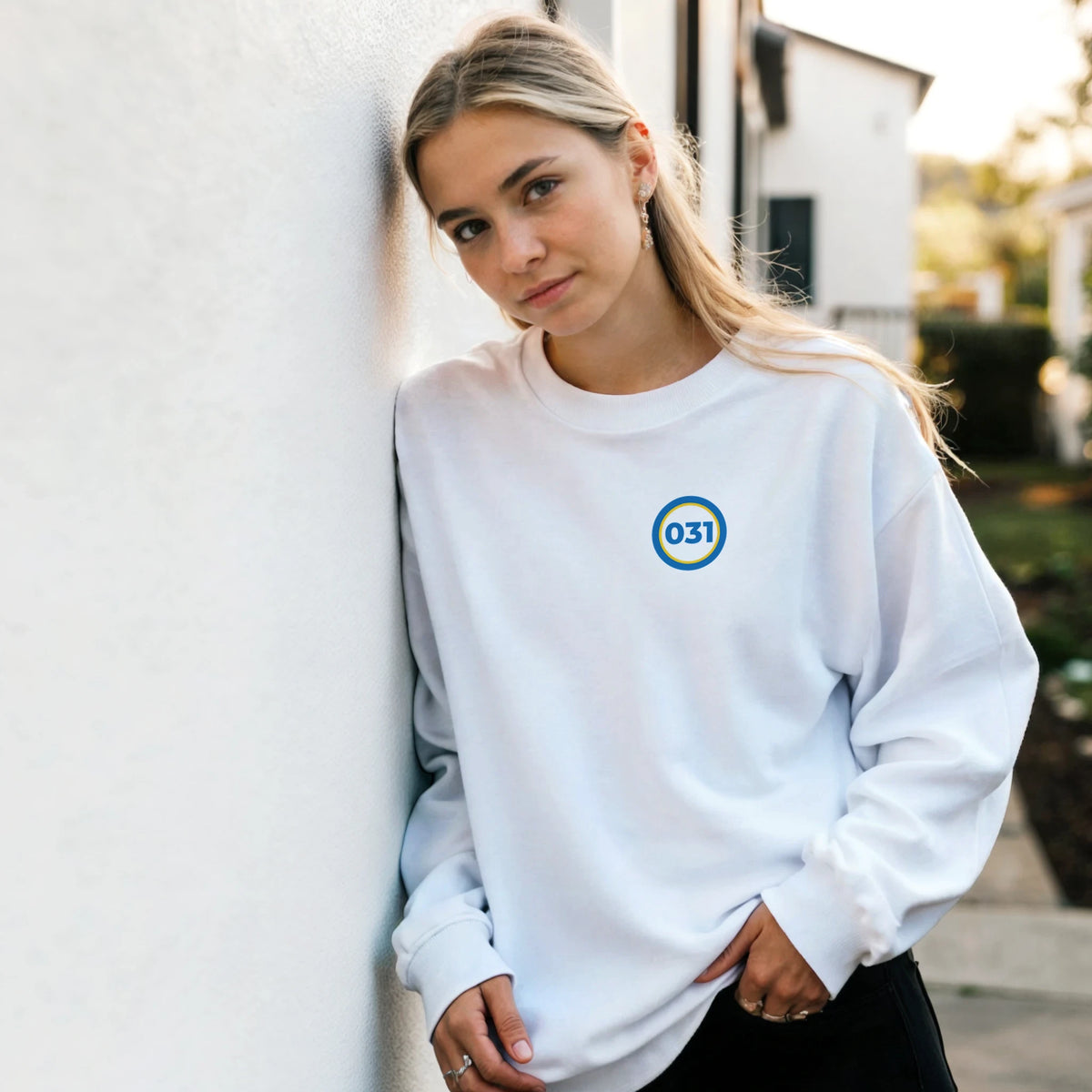 Kvinna lutandes mot vägg i 031 – Unisex Sweatshirt Rund Design Bröst – design från GBGMotiv, Göteborg
