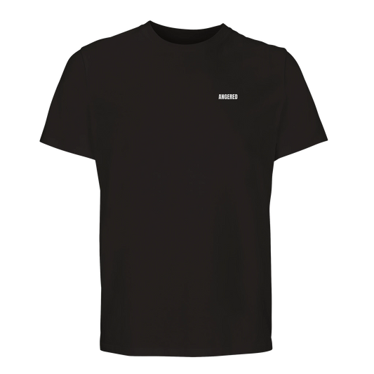 Svart Angered T-shirt i premiumkvalitet med litet vitt brösttryck. Produktbild mot transparent bakgrund.