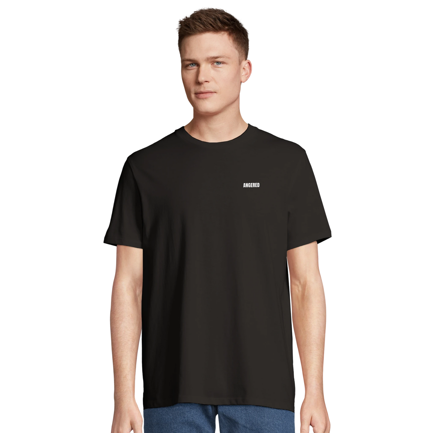 Manlig modell bär en svart Angered T-shirt Premium. Visar passform och det lilla vita brösttrycket.