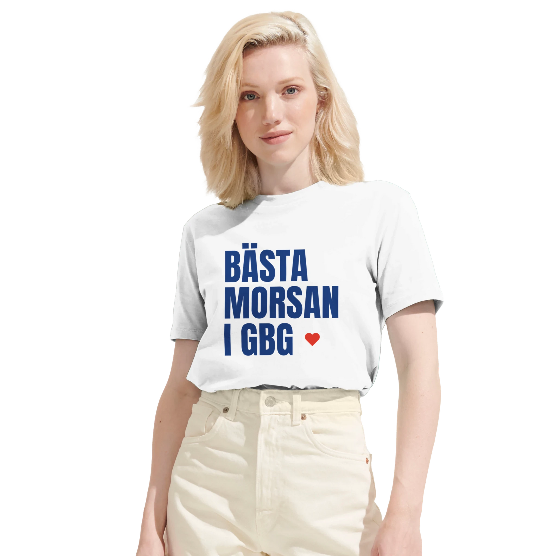 Kvinna bär en vit 'Bästa morsan i GBG' t-shirt. Bilden visar tröjans runda halsringning och tydliga brösttryck.