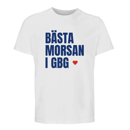 Vit premium t-shirt med blå text 'BÄSTA MORSAN I GBG' och ett rött hjärta. En lokal favorit för mammor i Göteborg.