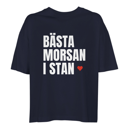 Marinblå ekologisk t-shirt med budskapet 'Bästa morsan i stan'. Den perfekta gåvan för Mors dag eller födelsedag.