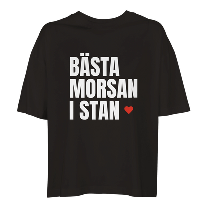 Svart oversized t-shirt med trycket 'Bästa morsan i stan'. En cool och bekväm tröja för alla stolta mammor i Göteborg.