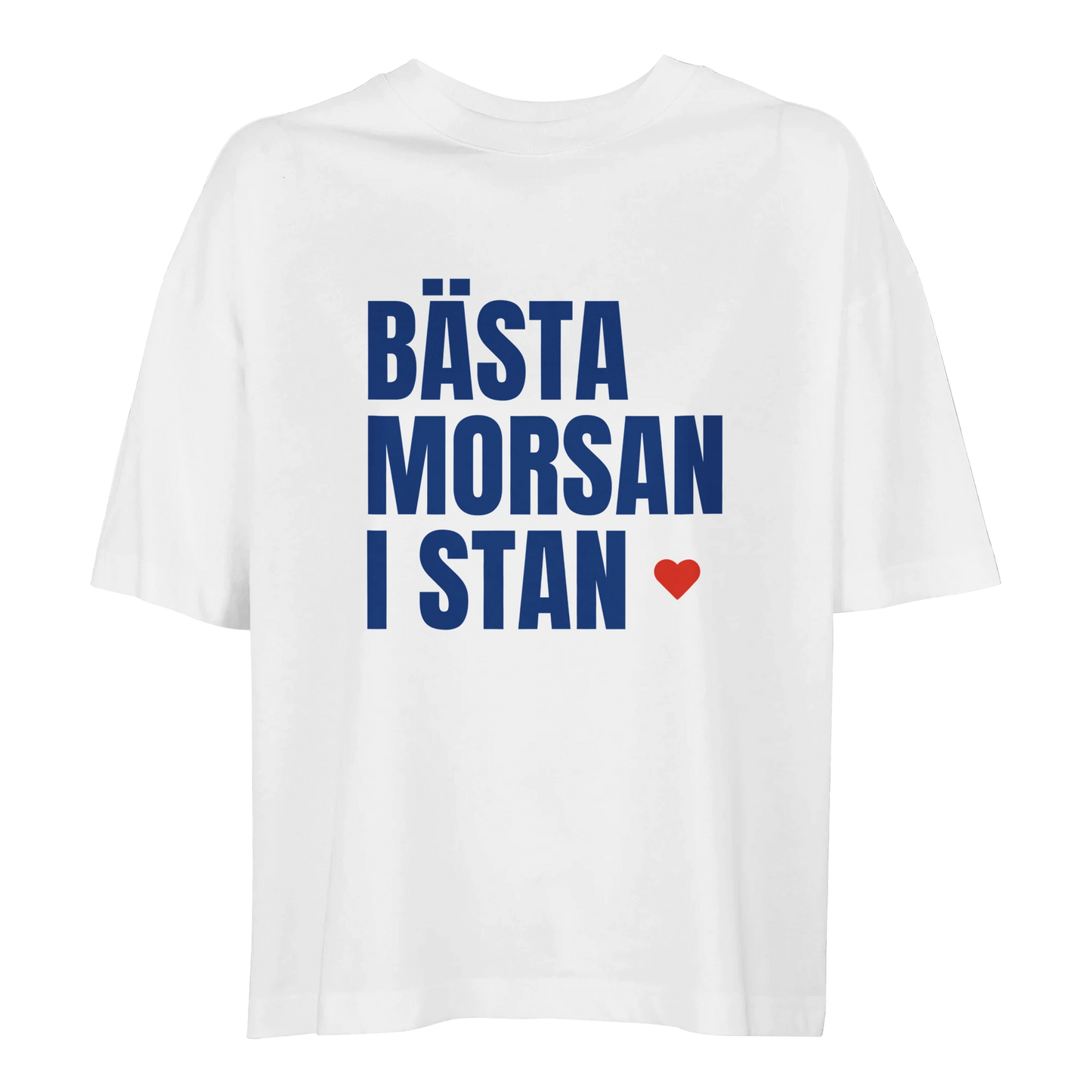 Vit oversized t-shirt i ekologisk bomull med texten 'Bästa morsan i stan' och ett litet rött hjärta. En stilren och hållbar present till mamma.