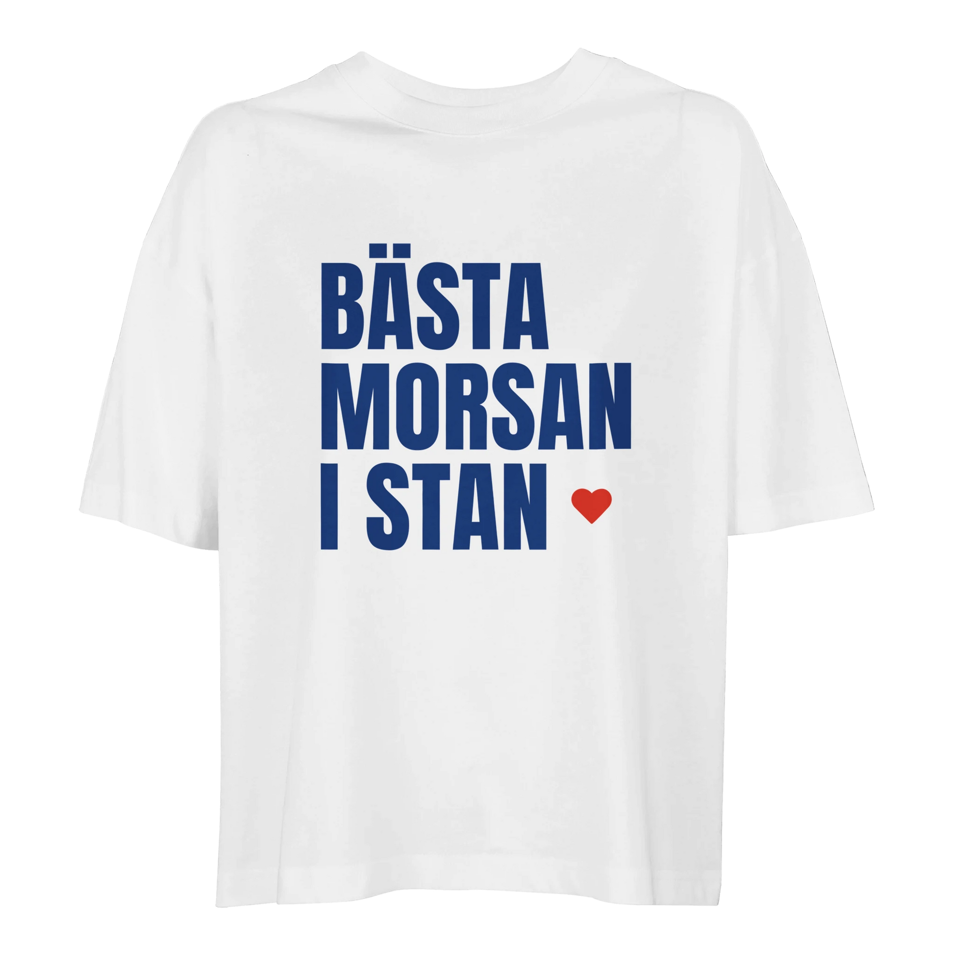 Vit oversized t-shirt i ekologisk bomull med texten 'Bästa morsan i stan' och ett litet rött hjärta. En stilren och hållbar present till mamma.