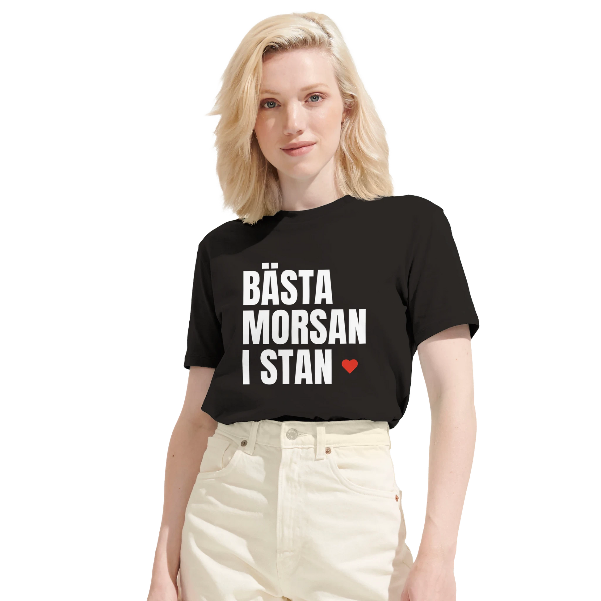 Kvinna som bär 'Bästa morsan i stan' t-shirt i svart. Visar tröjans passform och tryckets tydlighet vid användning.