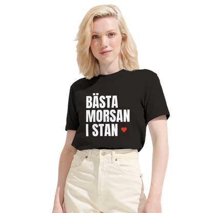 Kvinna som bär 'Bästa morsan i stan' t-shirt i svart. Visar tröjans passform och tryckets tydlighet vid användning.