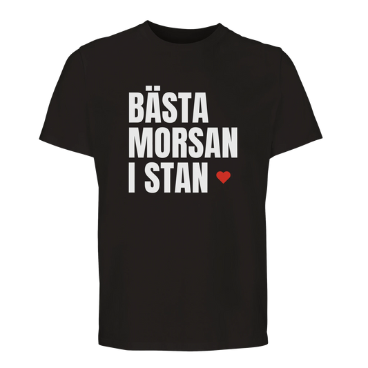 Svart premium t-shirt med stort vitt tryck 'BÄSTA MORSAN I STAN' och ett rött hjärta. En perfekt gåva till mamma.