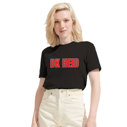 Kvinna bär en svart BK Heid t-shirt med rött tryck. Visar passformen på denna premium t-shirt för handbollsentusiaster.