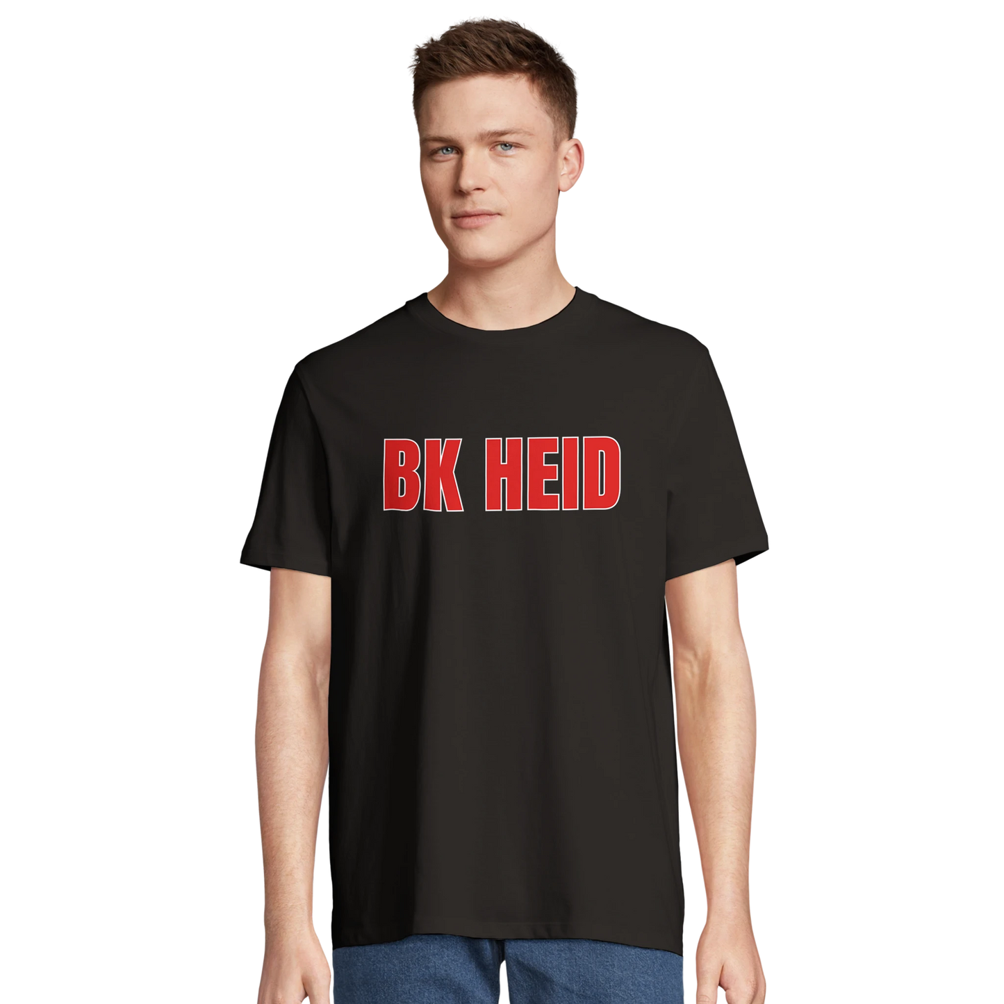 Man i svart BK Heid t-shirt. Stilrena träningskläder och supporterutrustning för handbollsspelare och fans.