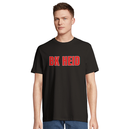 Man i svart BK Heid t-shirt. Stilrena träningskläder och supporterutrustning för handbollsspelare och fans.