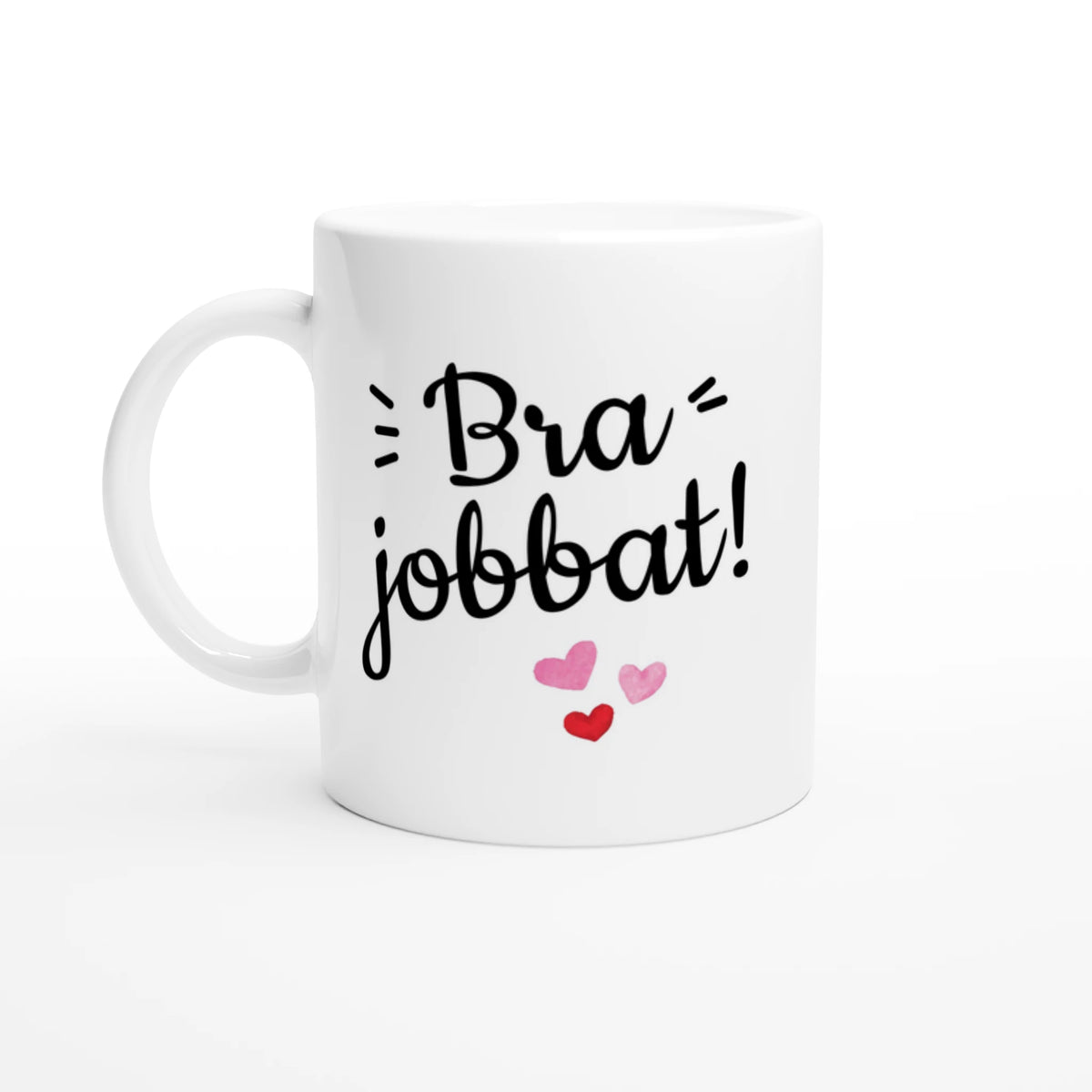 Vit mugg med texten "Bra jobbat!" i svart skrivstil och tre hjärtan