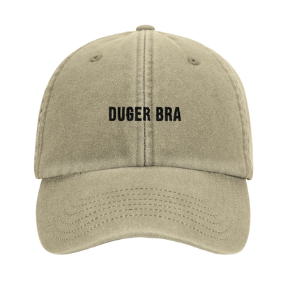 Beige keps med motivet "Duger bra" broderat i svart, vintagestil