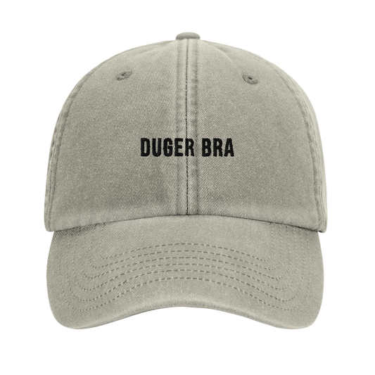 Stengrå vintage pappakeps med broderat "Duger bra" i svart tråd på framsidan