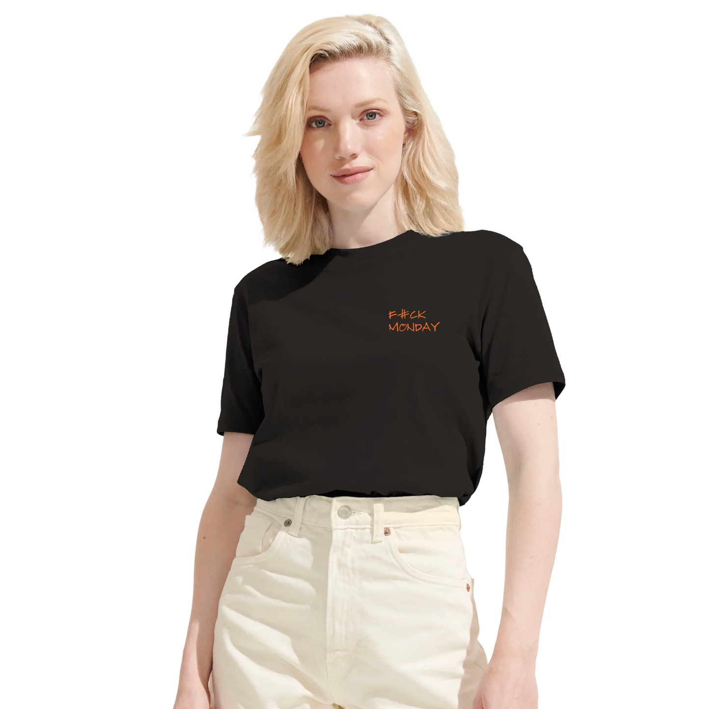 Kvinna bär en svart 'F#CK MONDAY' t-shirt. Visar passformen på denna stilrena och roliga t-shirt för dam.
