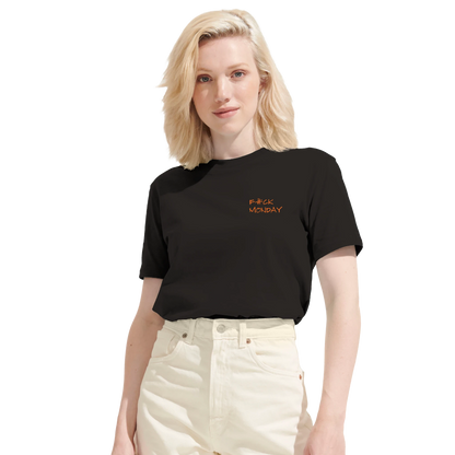 Kvinna bär en svart 'F#CK MONDAY' t-shirt. Visar passformen på denna stilrena och roliga t-shirt för dam.