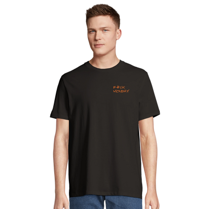 Man i svart premium t-shirt med det kaxiga motivet 'F#CK MONDAY'. En bekväm och rolig tröja för måndagar på kontoret.