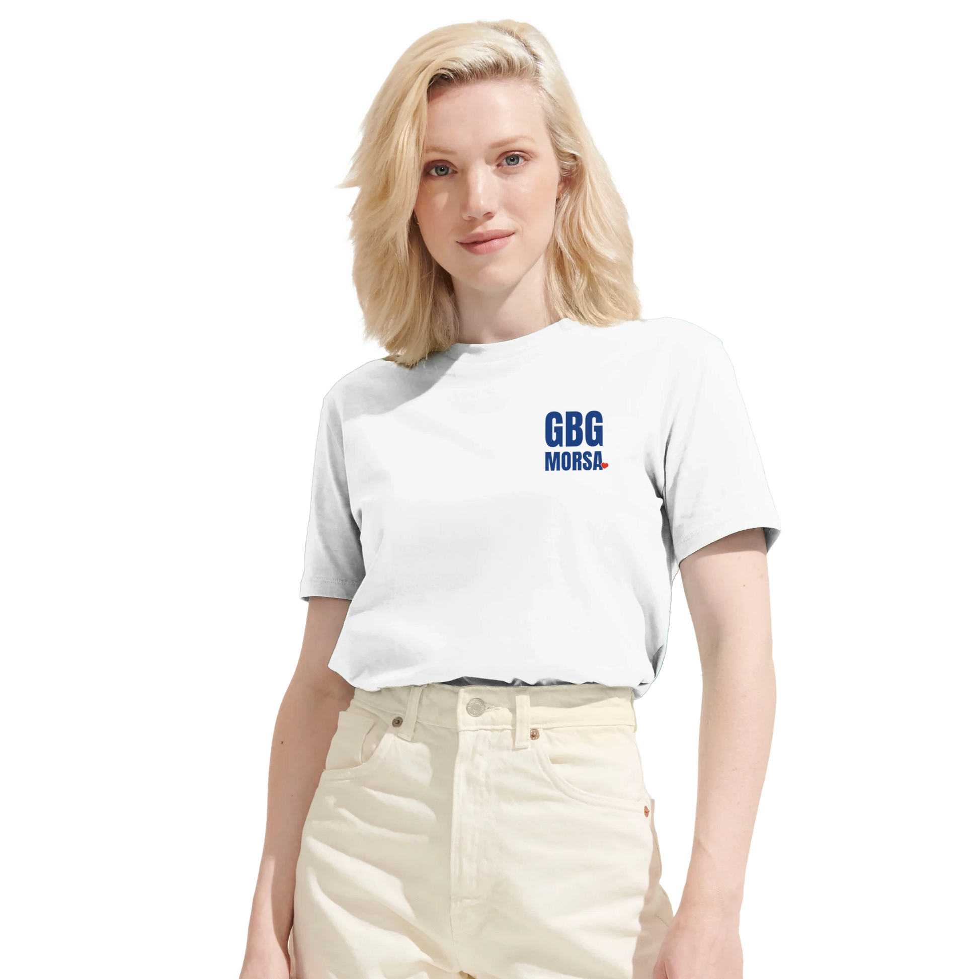 Kvinna bär en vit GBG Morsa t-shirt med blått tryck. Visar modellens passform och tryckets placering.