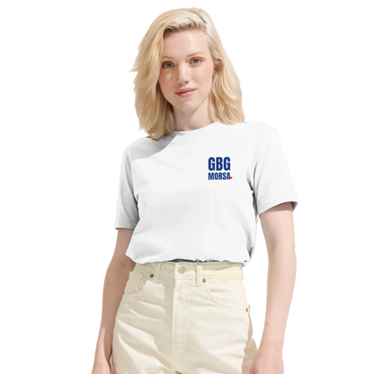 Kvinna bär en vit GBG Morsa t-shirt med blått tryck. Visar modellens passform och tryckets placering.