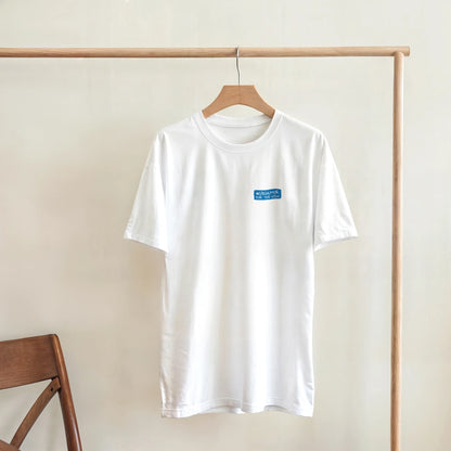 #GBGhumor – Göteborgsstil – Vit Heavyweight Unisex T-shirt på klädhängare – design från GBGMotiv, Göteborg