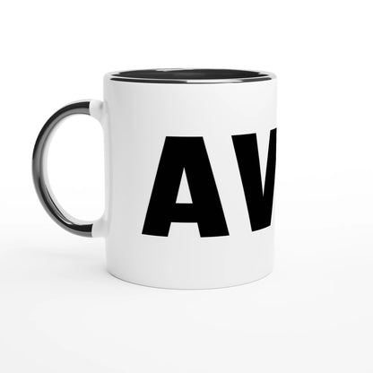 Vit mugg med svart insida och handtag. Stort svart tryck som visar bokstäverna 'AV'. En del av 'AVGÅ'-motivet. Isolerad mot vit bakgrund.
