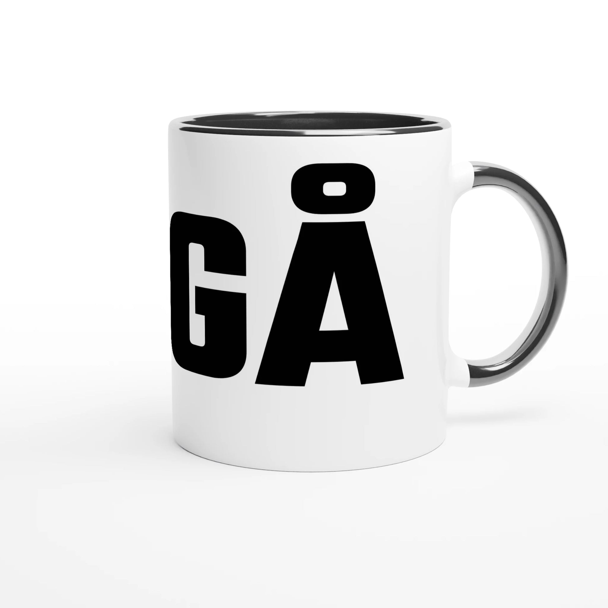 Sidovy av vit kaffemugg med svart handtag. Stort svart tryck som visar bokstäverna 'GÅ'. Svart insida syns. Isolerad mot vit bakgrund.