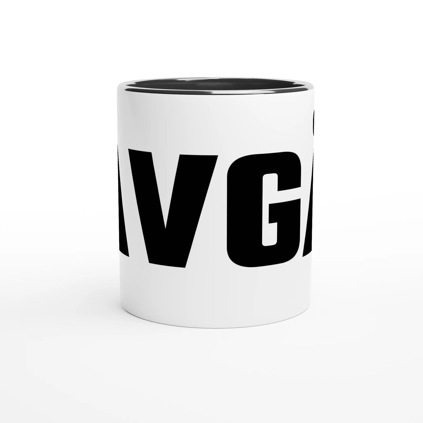 Sidovy av vit keramikmugg. Stort svart tryck som visar bokstäverna 'VG'. Svart insida syns. Isolerad mot vit bakgrund.