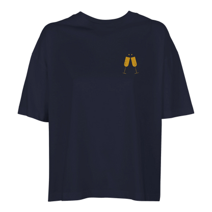 Marinblå oversized dam-t-shirt i ekologisk bomull med guldtryck av champagneglas på bröstet.
