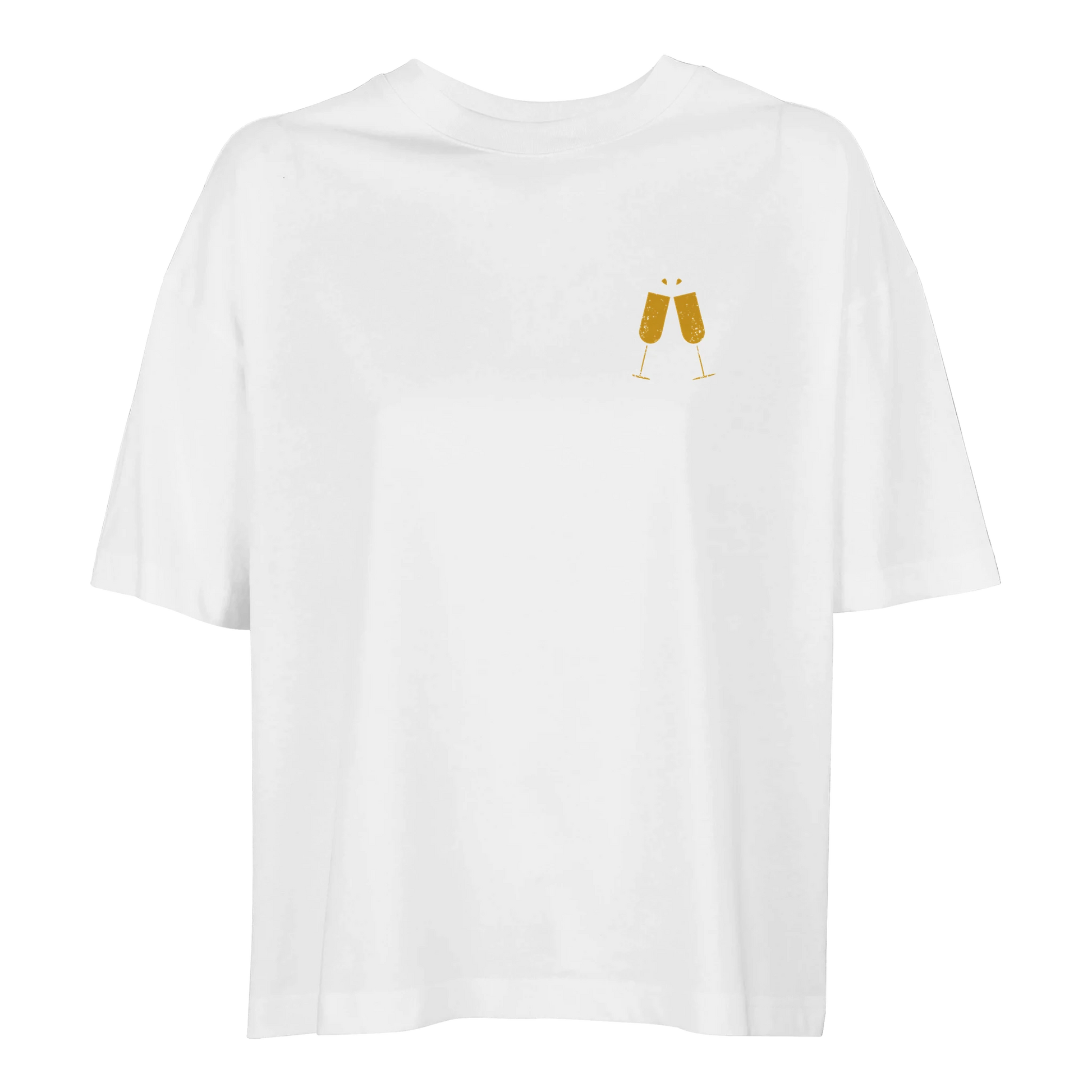 Vit ekologisk bomullst-shirt i oversized modell med guldiga champagneglas. Stilren streetwear för dam.