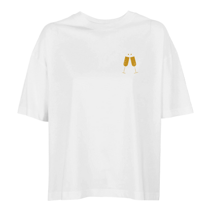 Vit ekologisk bomullst-shirt i oversized modell med guldiga champagneglas. Stilren streetwear för dam.
