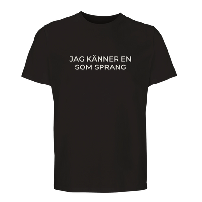 Svart t-shirt med vit text JAG KÄNNER EN SOM SPRANG.