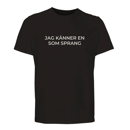Svart t-shirt med vit text JAG KÄNNER EN SOM SPRANG.