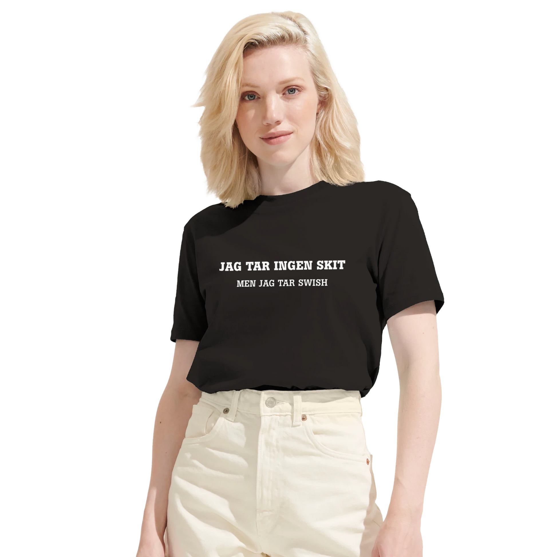 Svart t-shirt med vit text: JAG TAR INGEN SKIT MEN JAG TAR SWISH.
Humoristisk t-shirt i bomull från GBGMotiv.