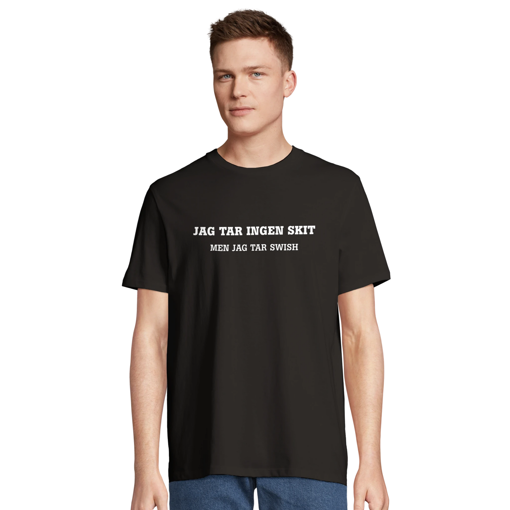 Svart t-shirt med vit text: JAG TAR INGEN SKIT MEN JAG TAR SWISH.
Humoristisk t-shirt i bomull från GBGMotiv.