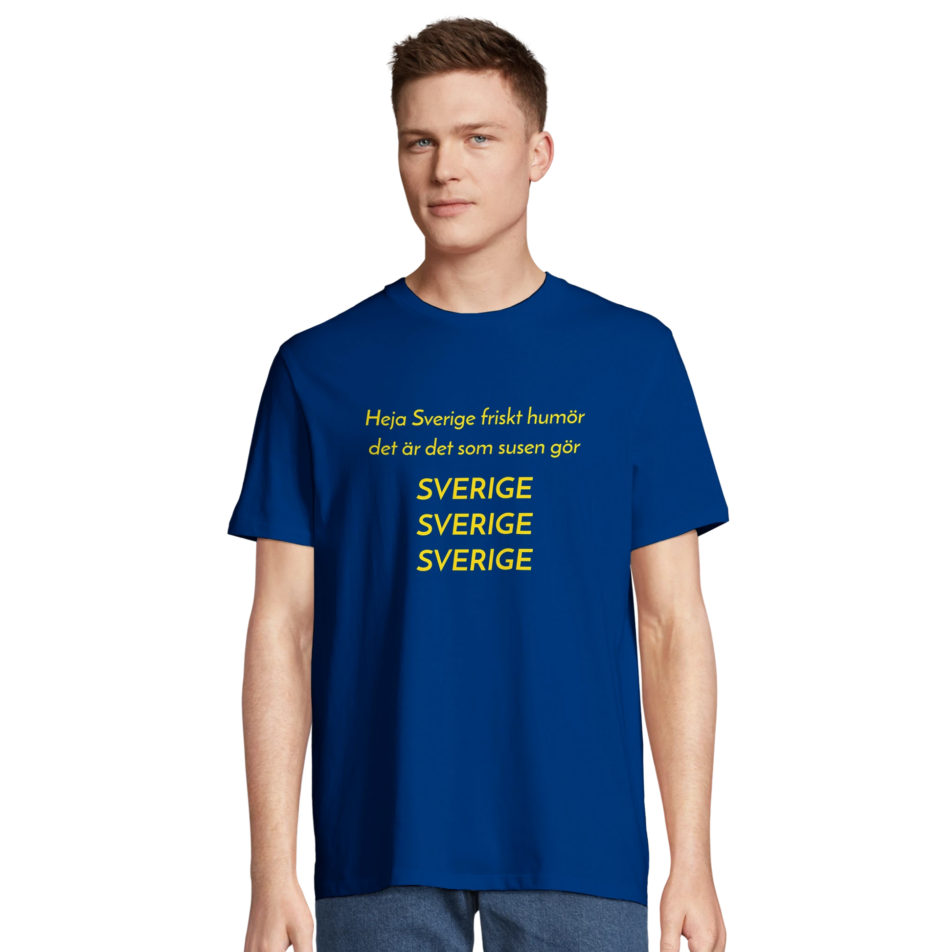 Blå t-shirt med gul text Heja Sverige friskt humör.