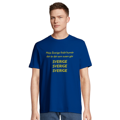 Blå t-shirt med gul text Heja Sverige friskt humör.