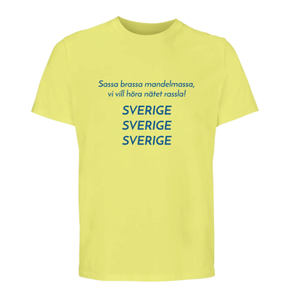 Ljusgul t-shirt med blå text Sassa brassa mandelmassa Sverige.