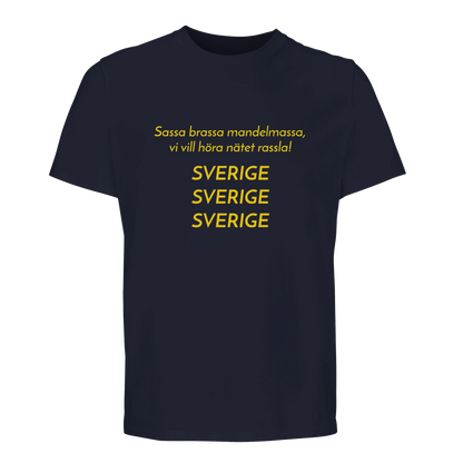 Marinblå t-shirt med gul text Sassa brassa mandelmassa Sverige.
