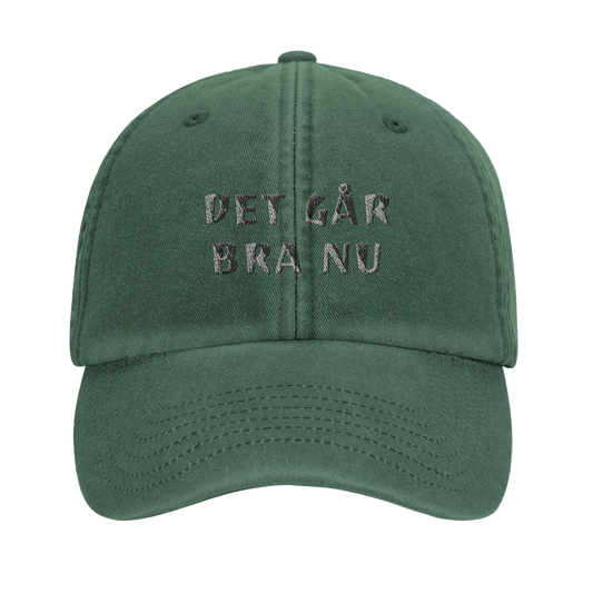 Mörkgrön vintage keps med broderad text DET GÅR BRA NU.