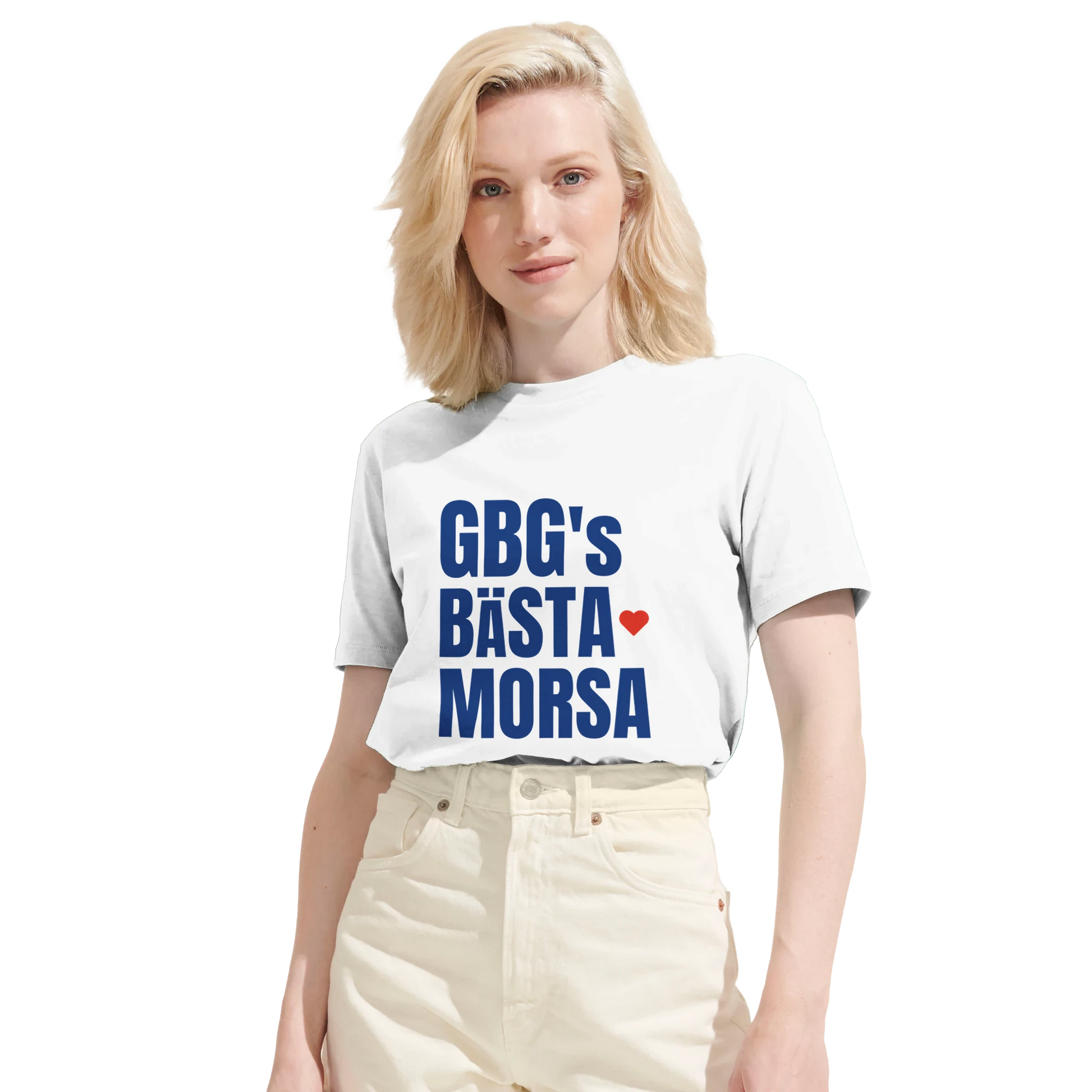 Kvinna bär en vit 'GBG's bästa morsa' t-shirt. Bilden visar passformen på denna premiummodell för dam.