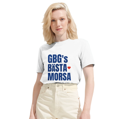 Kvinna bär en vit 'GBG's bästa morsa' t-shirt. Bilden visar passformen på denna premiummodell för dam.